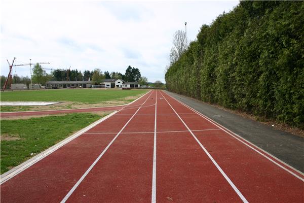 Aanleg kunststof atletiekpiste, basketbalvelden en parking - Sportinfrabouw NV